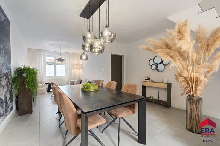 Renovated 4-Bedroom Home with City Garden near centre