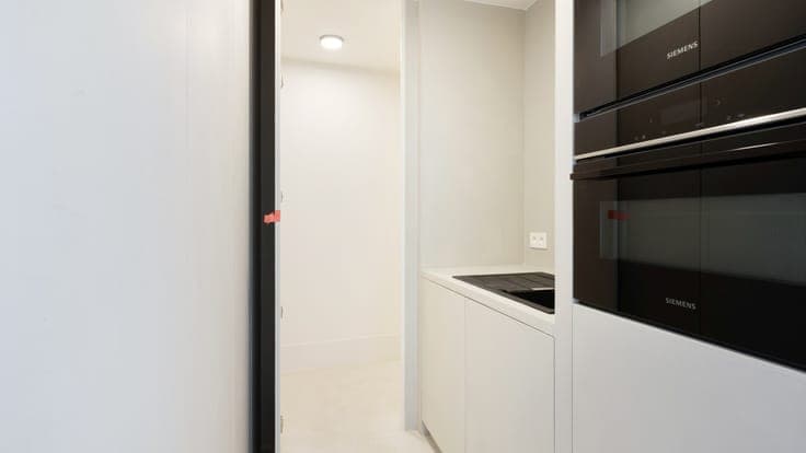 Ready-to-move-in and finely finished new-build house with 4
