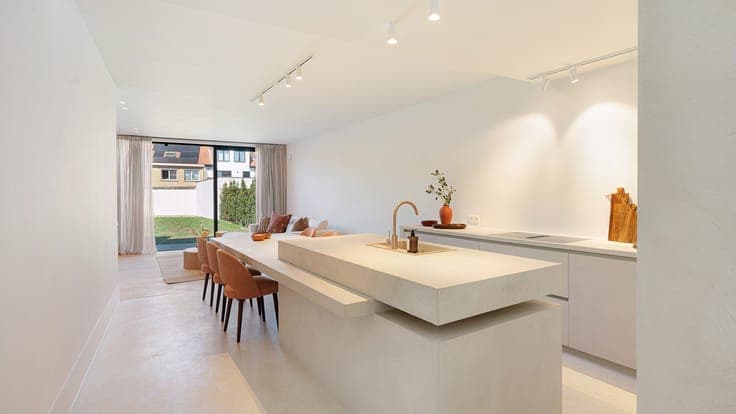 Ready-to-move-in and finely finished new-build house with 4