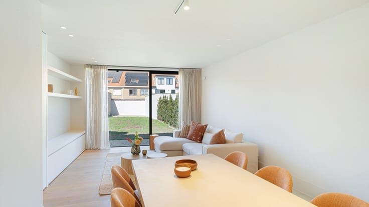 Ready-to-move-in and finely finished new-build house with 4