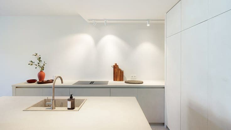 Ready-to-move-in and finely finished new-build house with 4