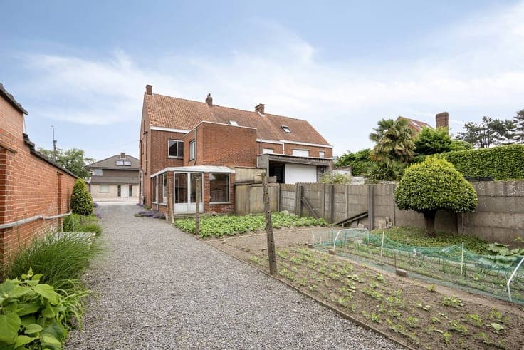 Half open house in Izegem