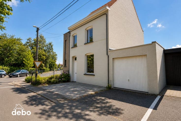 Gezinswoning met garage, 2 slaapkamers, zolder en tuin op...