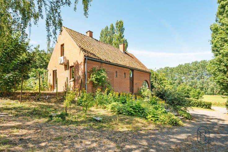 Peacefully located detached home ,3 bedrooms, stunning views