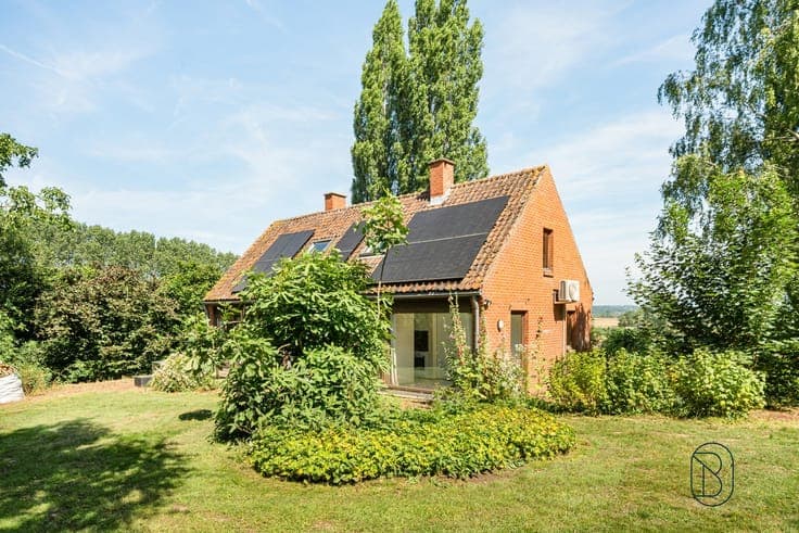 Peacefully located detached home ,3 bedrooms, stunning views