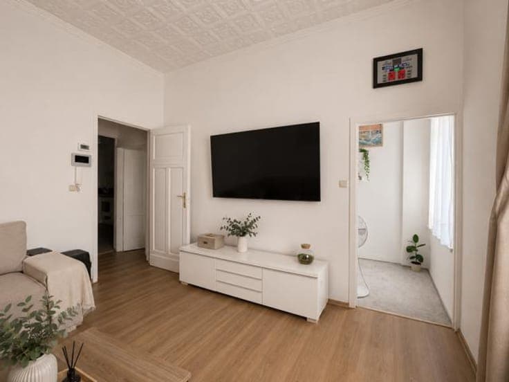 MIXED-USE BUILDING 210M² - 5 BEDROOMS - IDEAL INVESTMENT!
