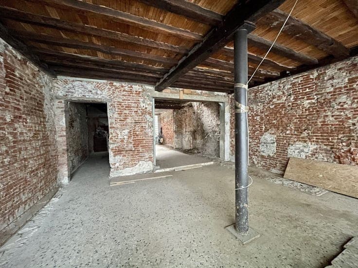 MAISON DE COMMERCE & D'HABITATION! A VENDRE AVEC PERMIS