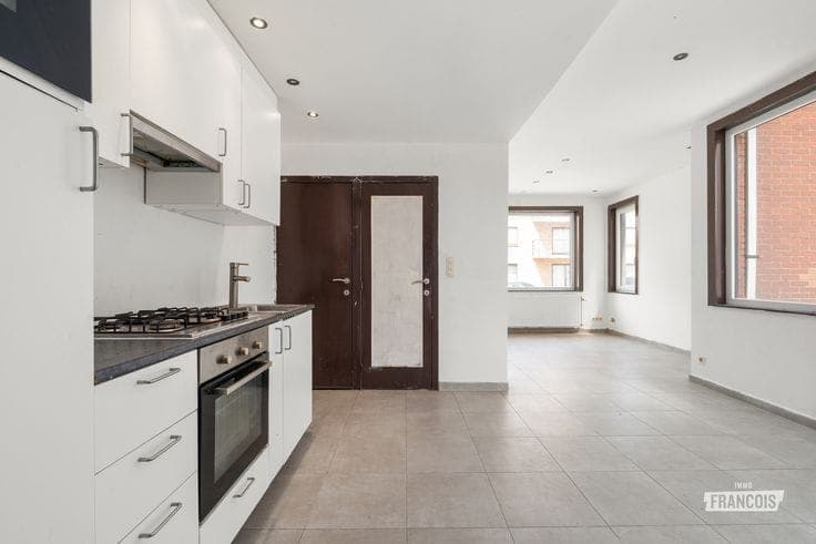 Semi-detached house with 2 bedrooms and 3 garages in Zelzate