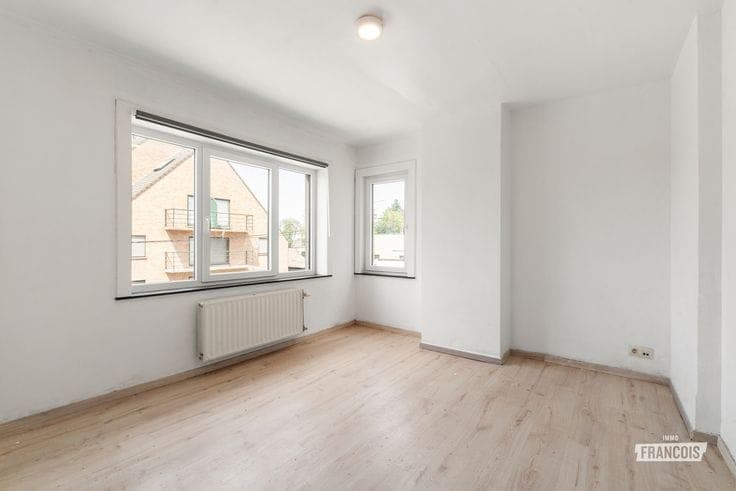 Semi-detached house with 2 bedrooms and 3 garages in Zelzate