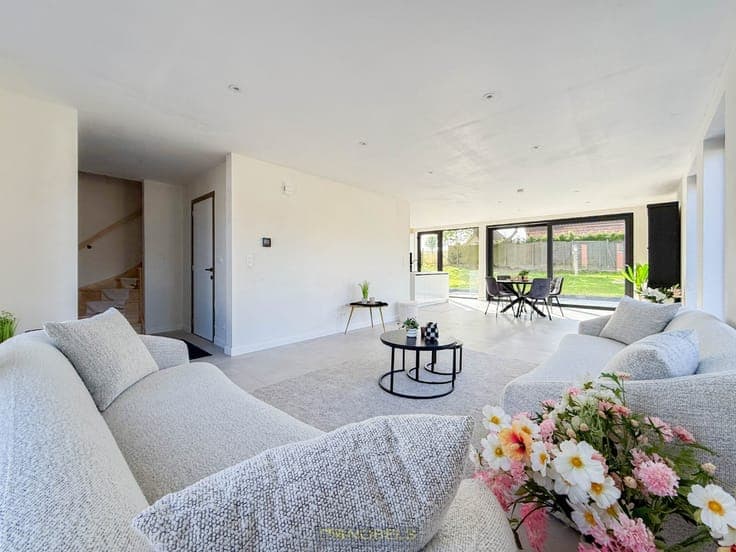 Te koop, strakke,afgewerkte nieuwbouwwoning (6%BTW) op la...