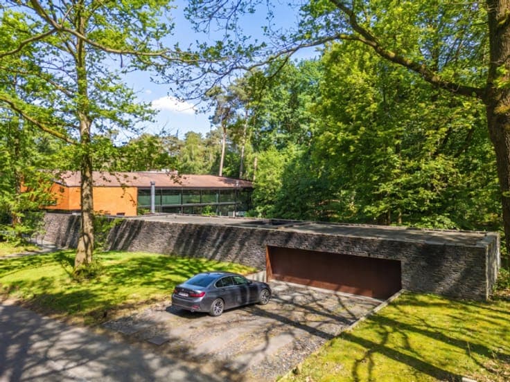 An Exceptional Architecture on the Edge of the Golf Course