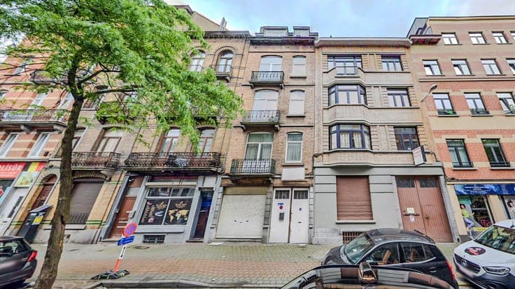 COMMERCIAL GROUND FLOOR + 3 APARTMENTS + REAR HOUSE