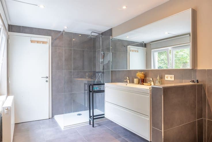 High-end building just steps away from Place Stéphanie!