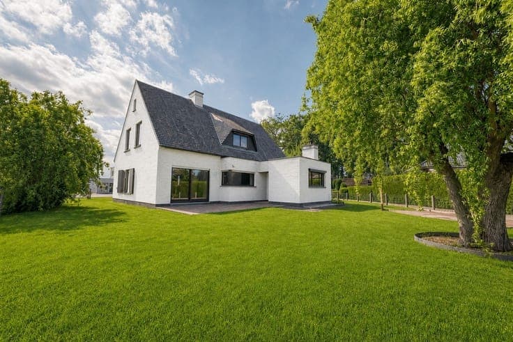 Goed gelegen woning met 5 slaapkamers, garage en ruime tuin