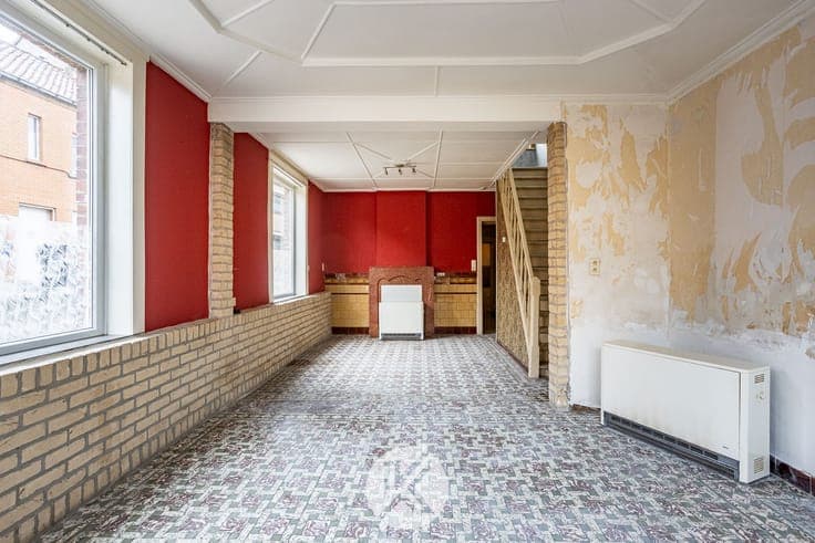 Te renoveren woning met garage
