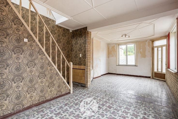 Te renoveren woning met garage
