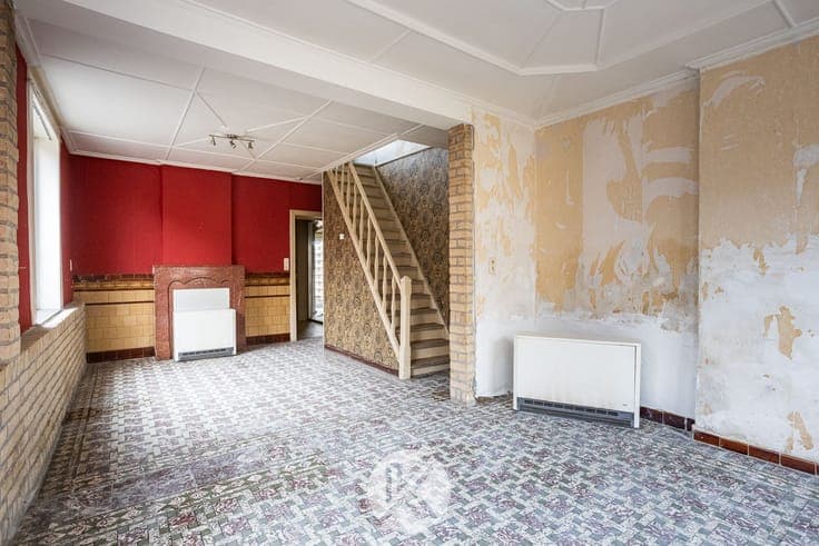 Te renoveren woning met garage