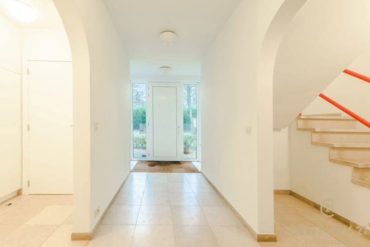 Spacious, unique villa on a generous plot.