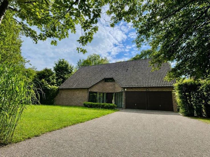 Spacious, unique villa on a generous plot.