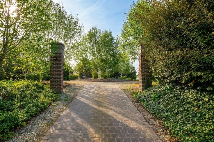 Elegant manor house for residential or professional use!