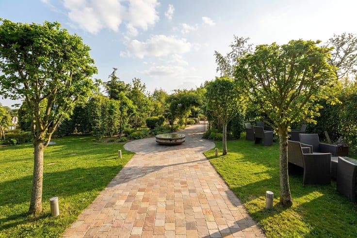 Elegant manor house for residential or professional use!