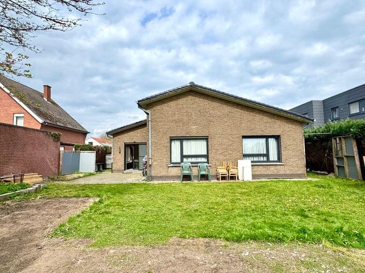 LEUKE BUNGALOW met TUIN op TOPLIGGING