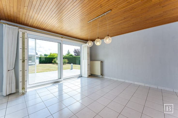 Well-maintained detached villa with spacious garden and E...