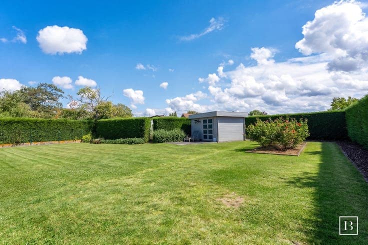Well-maintained detached villa with spacious garden and E...
