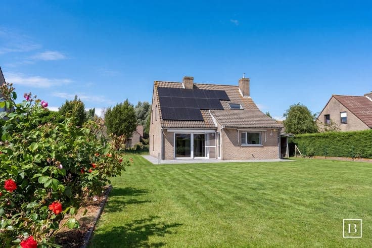 Well-maintained detached villa with spacious garden and E...