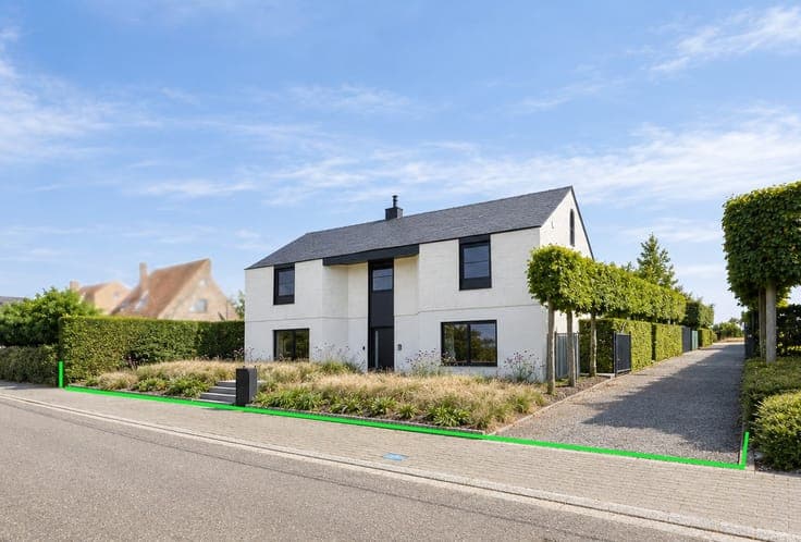 TOP-CLASS, quiet location, swimming pool, plot 4,200 m2