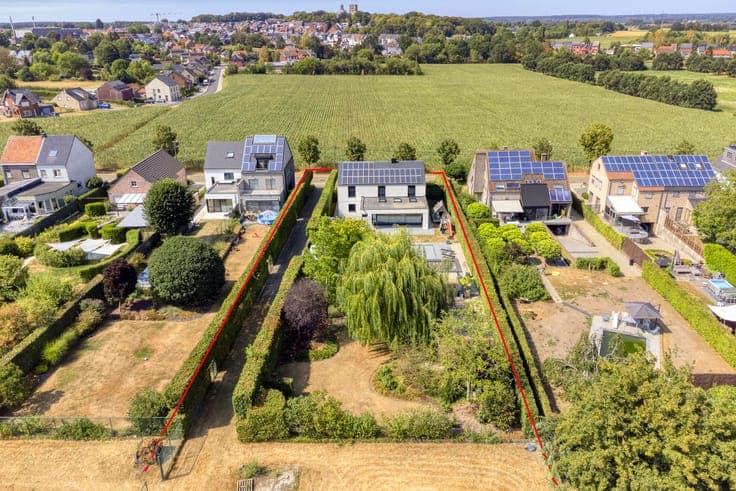 TOP-CLASS, quiet location, swimming pool, plot 4,200 m2