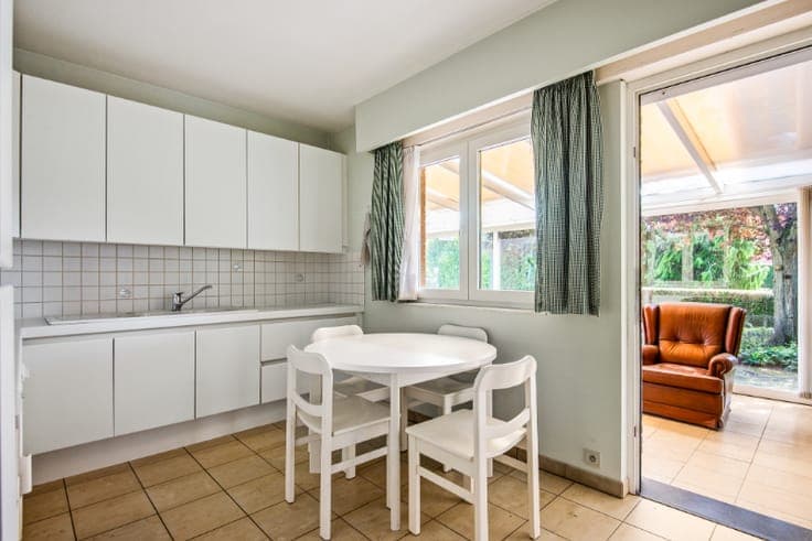Centraal gelegen landhuis op 815m2 met 3 SLK, garage en tuin