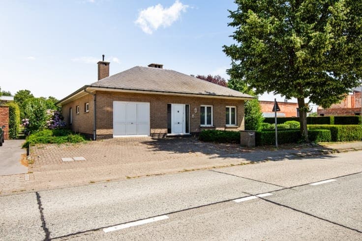 Centraal gelegen landhuis op 815m2 met 3 SLK, garage en tuin