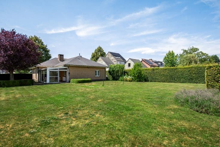 Centraal gelegen landhuis op 815m2 met 3 SLK, garage en tuin