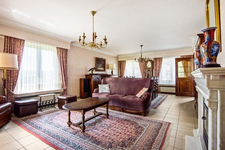 Centraal gelegen landhuis op 815m2 met 3 SLK, garage en tuin