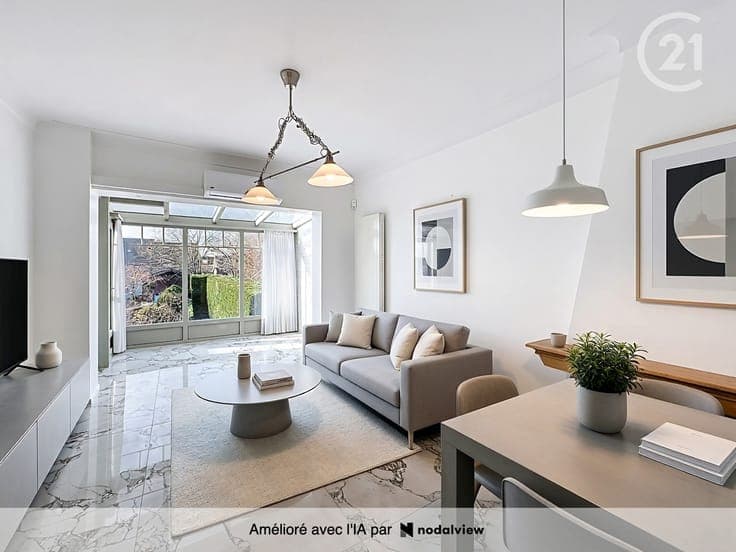 Great 3-sided house with 4 bedrooms, garden, and garage!