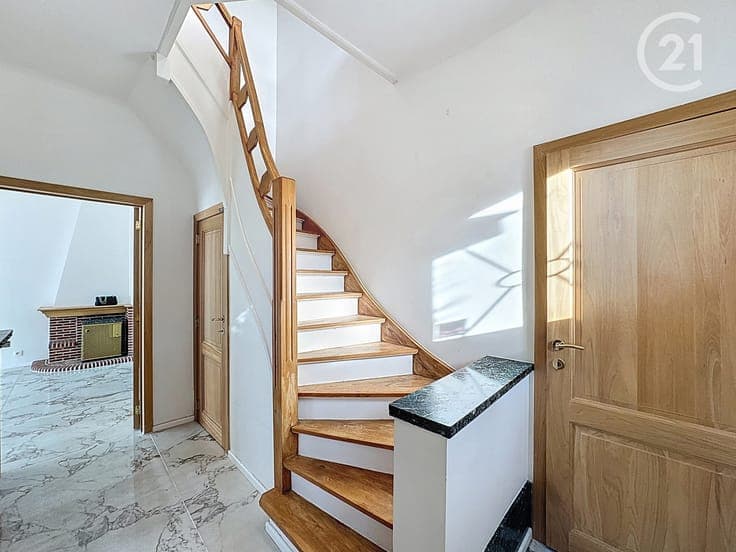 Great 3-sided house with 4 bedrooms, garden, and garage!