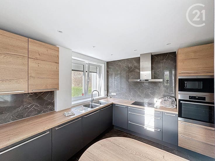 Great 3-sided house with 4 bedrooms, garden, and garage!