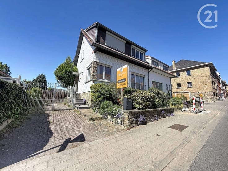 Great 3-sided house with 4 bedrooms, garden, and garage!