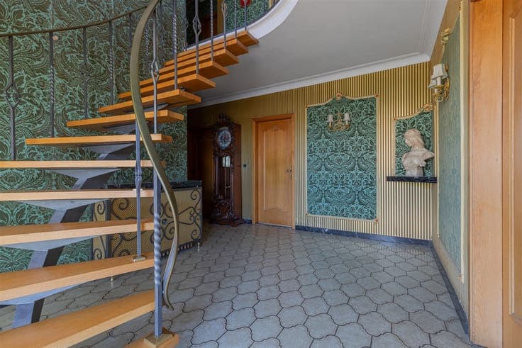 Characterful villa with outbuilding + spacious parking top l