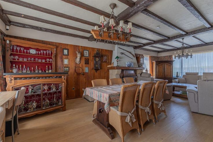Characterful villa with outbuilding + spacious parking top l