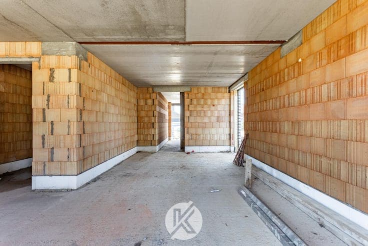 Strakke halfopen nieuwbouwwoning met potentieel