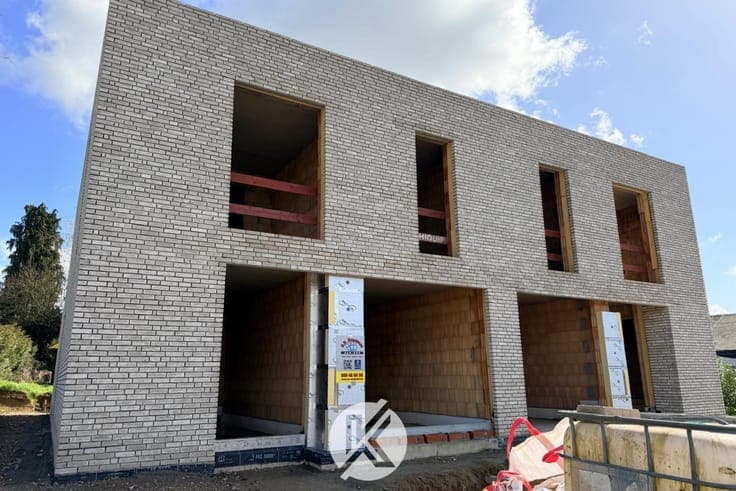 Strakke halfopen nieuwbouwwoning met potentieel