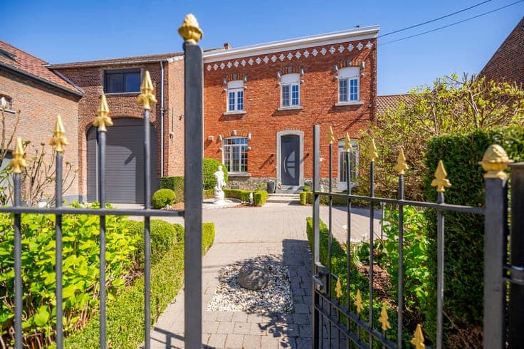 A superb property offering a wealth of possibilities in Linc