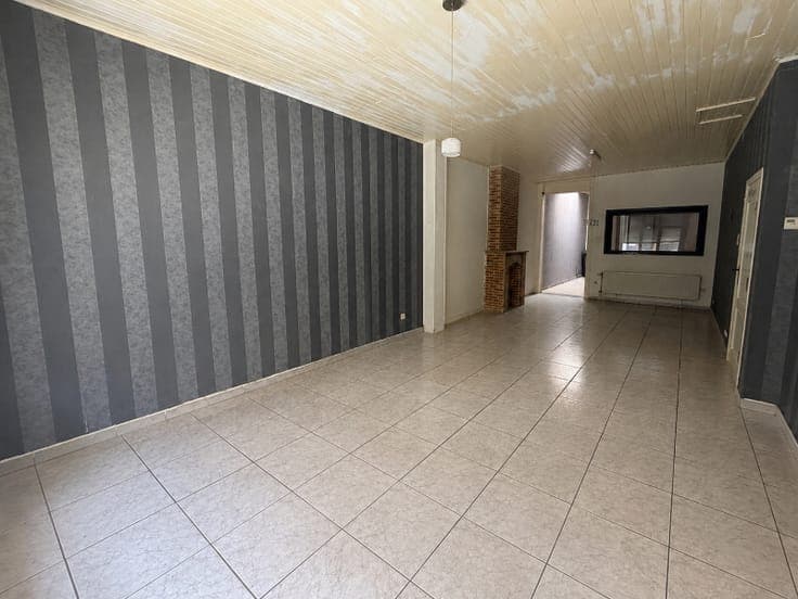 TE RENOVEREN WONING MET 5 SLAAPKAMERS EN 2 BADKAMERS