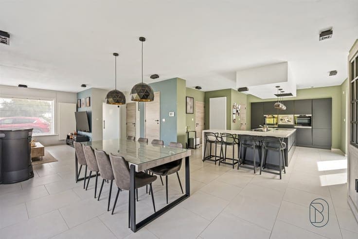 Recently renovated family home with 4 bedrooms, a garage, an