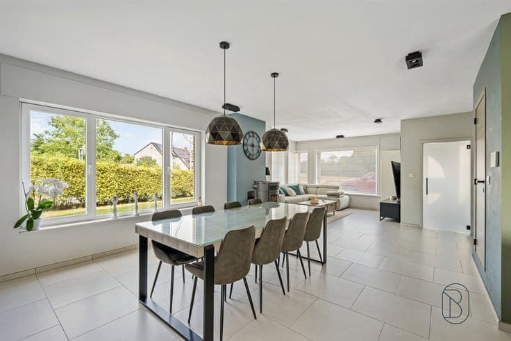 Recently renovated family home with 4 bedrooms, a garage, an
