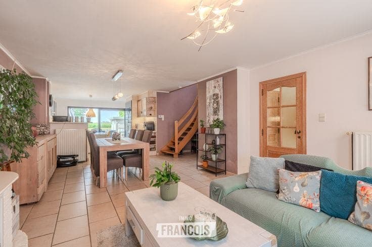 Spacious house with 3 bedrooms, EPC C, solar panels and lar…