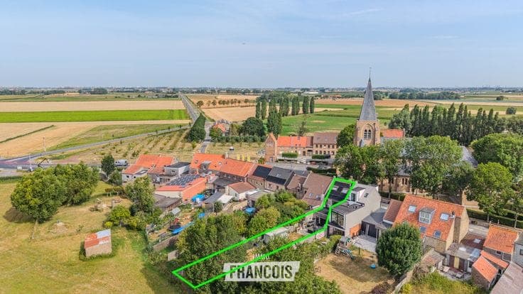 Spacious house with 3 bedrooms, EPC C, solar panels and lar…