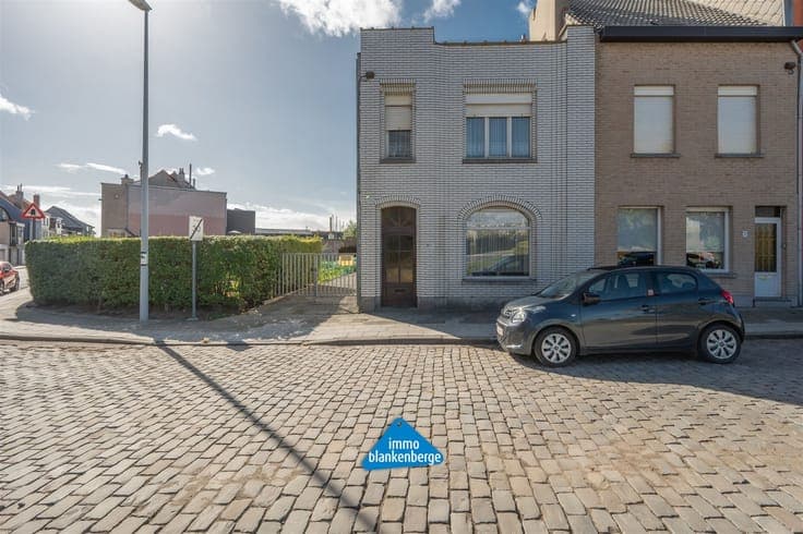 Te renoveren Woning met zicht op de Jachthaven – Rustige lig